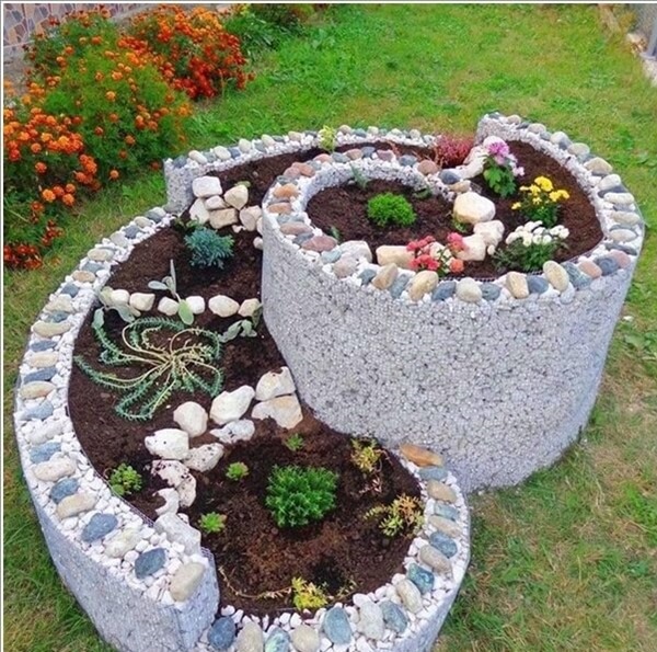 Những bồn hoa xoắn ốc giúp tạo điểm nhấn cho khu vườn